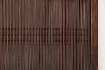 アンティーク建具　明治大正期　総ケヤキ材　細やかな意匠が施された立派な金具が目を引く格子蔵戸(玄関戸、引き戸、建具)(R-050581)