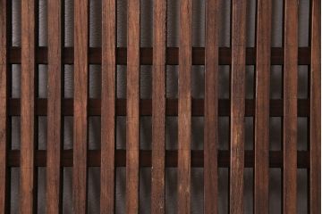 アンティーク建具　明治大正期　総ケヤキ材　細やかな意匠が施された立派な金具が目を引く格子蔵戸(玄関戸、引き戸、建具)(R-050581)