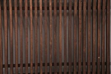 アンティーク建具　明治大正期　総ケヤキ材　細やかな意匠が施された立派な金具が目を引く格子蔵戸(玄関戸、引き戸、建具)(R-050581)