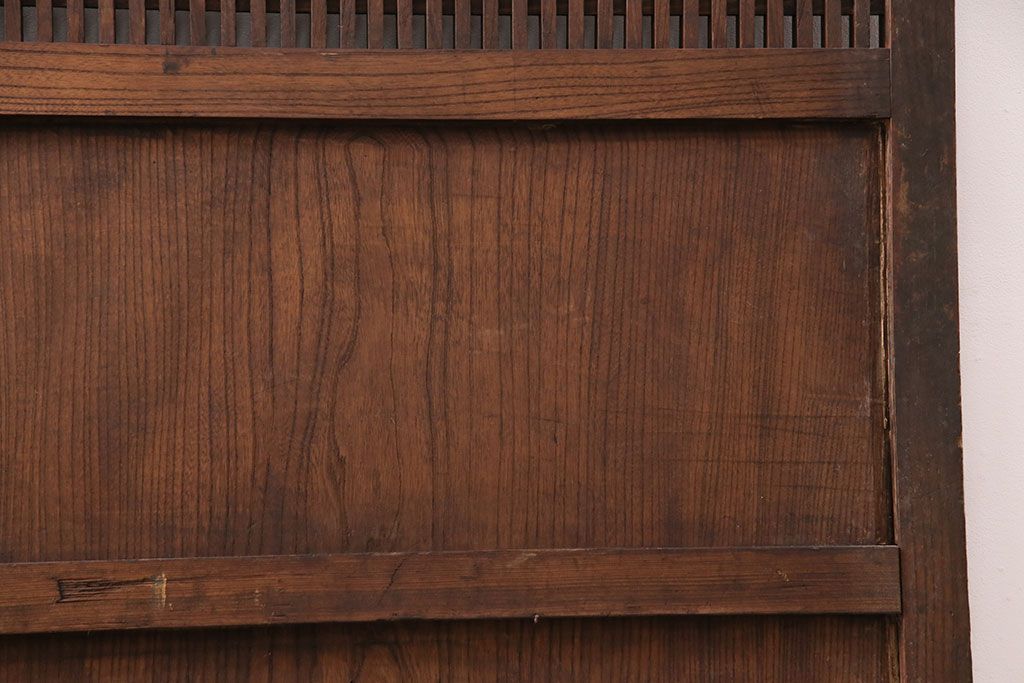 アンティーク建具　明治大正期　総ケヤキ材　細やかな意匠が施された立派な金具が目を引く格子蔵戸(玄関戸、引き戸、建具)(R-050581)