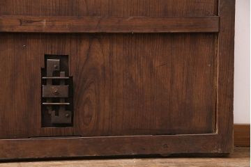 アンティーク建具　明治大正期　総ケヤキ材　細やかな意匠が施された立派な金具が目を引く格子蔵戸(玄関戸、引き戸、建具)(R-050581)