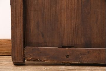 アンティーク建具　明治大正期　総ケヤキ材　細やかな意匠が施された立派な金具が目を引く格子蔵戸(玄関戸、引き戸、建具)(R-050581)