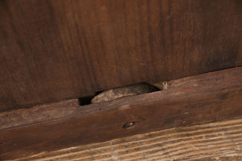 アンティーク建具　明治大正期　総ケヤキ材　細やかな意匠が施された立派な金具が目を引く格子蔵戸(玄関戸、引き戸、建具)(R-050581)