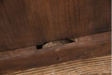 アンティーク建具　明治大正期　総ケヤキ材　細やかな意匠が施された立派な金具が目を引く格子蔵戸(玄関戸、引き戸、建具)(R-050581)