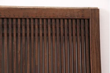 アンティーク建具　明治大正期　総ケヤキ材　細やかな意匠が施された立派な金具が目を引く格子蔵戸(玄関戸、引き戸、建具)(R-050581)