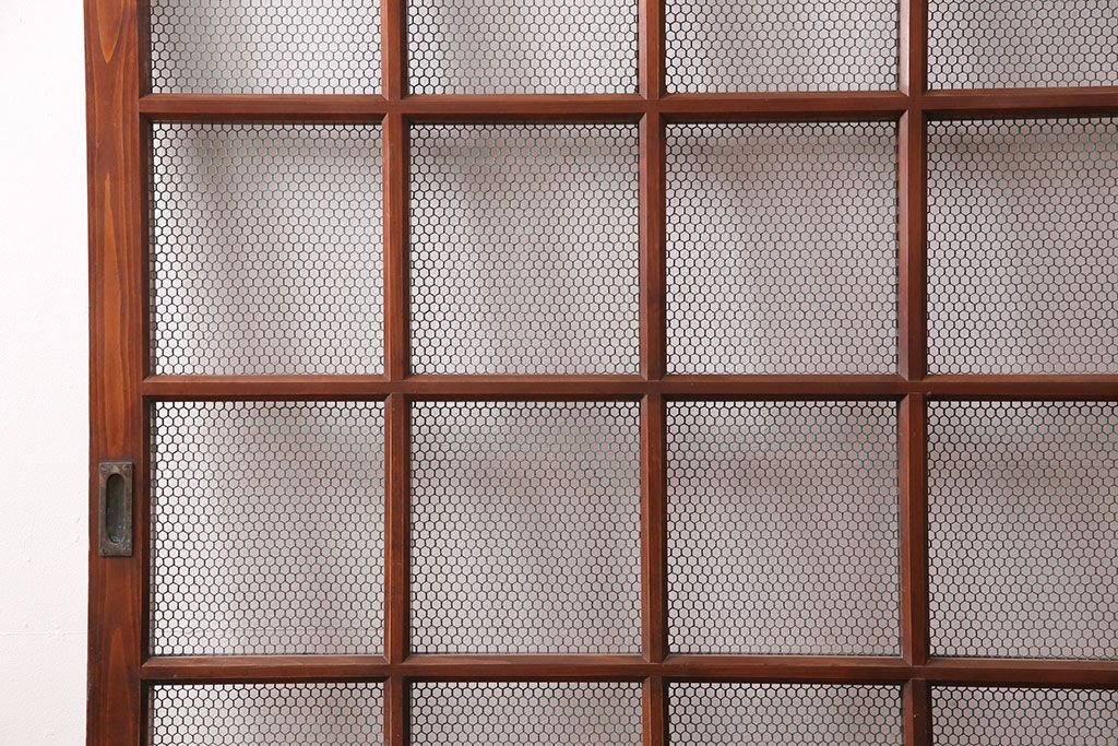 明治大正期　亀甲金網　ヒノキ材　腰板ケヤキ材　巾着金具がアクセントの和の趣あふれる格子蔵戸(玄関戸、引き戸、建具)(R-050582)