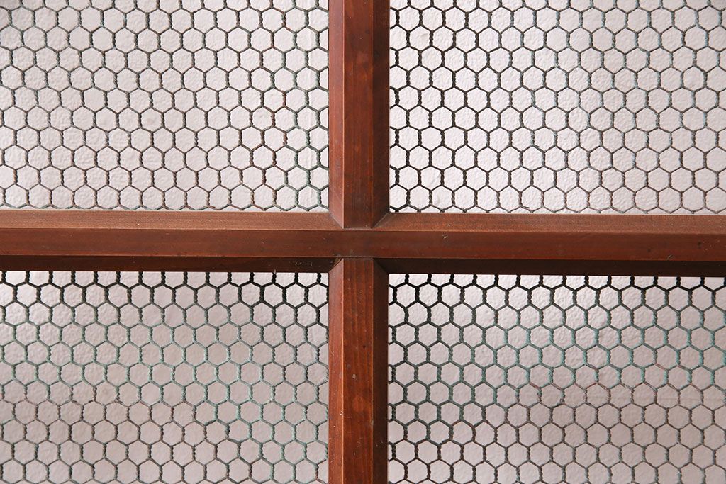 明治大正期　亀甲金網　ヒノキ材　腰板ケヤキ材　巾着金具がアクセントの和の趣あふれる格子蔵戸(玄関戸、引き戸、建具)(R-050582)