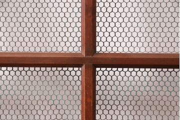 明治大正期　亀甲金網　ヒノキ材　腰板ケヤキ材　巾着金具がアクセントの和の趣あふれる格子蔵戸(玄関戸、引き戸、建具)(R-050582)