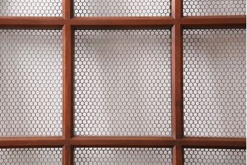明治大正期　亀甲金網　ヒノキ材　腰板ケヤキ材　巾着金具がアクセントの和の趣あふれる格子蔵戸(玄関戸、引き戸、建具)(R-050582)