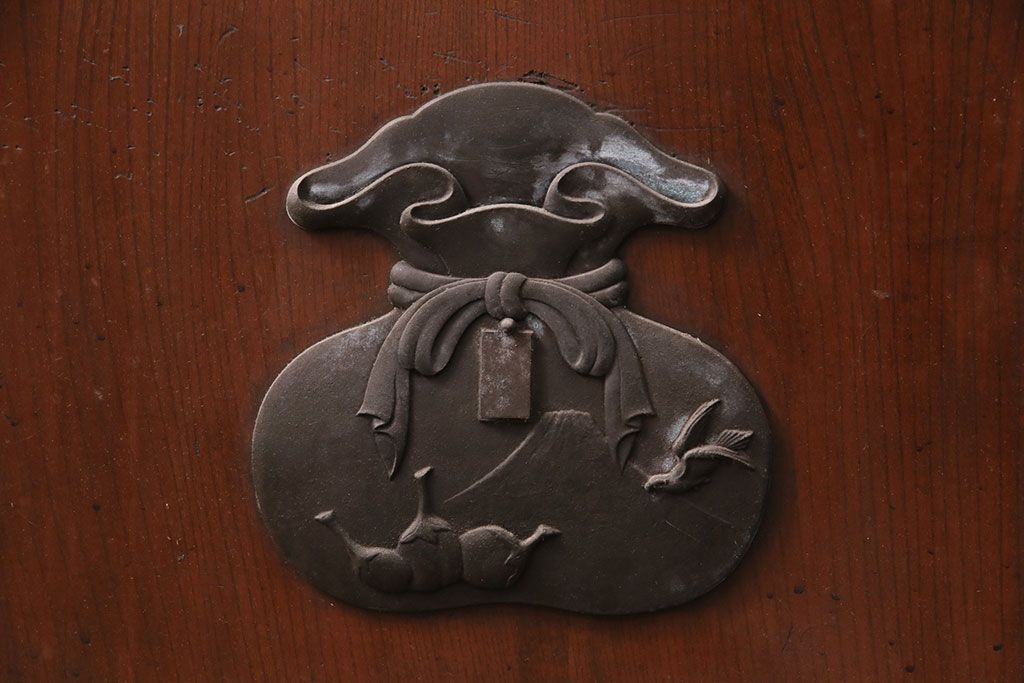 明治大正期　亀甲金網　ヒノキ材　腰板ケヤキ材　巾着金具がアクセントの和の趣あふれる格子蔵戸(玄関戸、引き戸、建具)(R-050582)