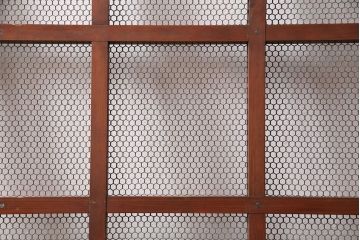 明治大正期　亀甲金網　ヒノキ材　腰板ケヤキ材　巾着金具がアクセントの和の趣あふれる格子蔵戸(玄関戸、引き戸、建具)(R-050582)