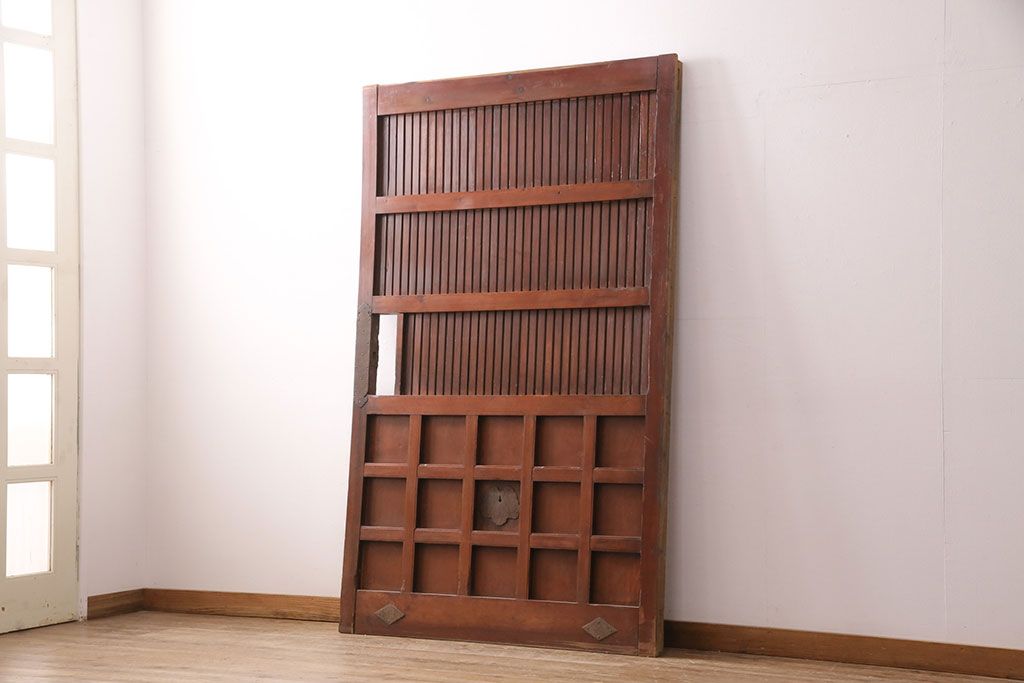 アンティーク建具　明治大正期　枡格子が重厚な雰囲気を醸しだす格子蔵戸1枚　(R-050583)