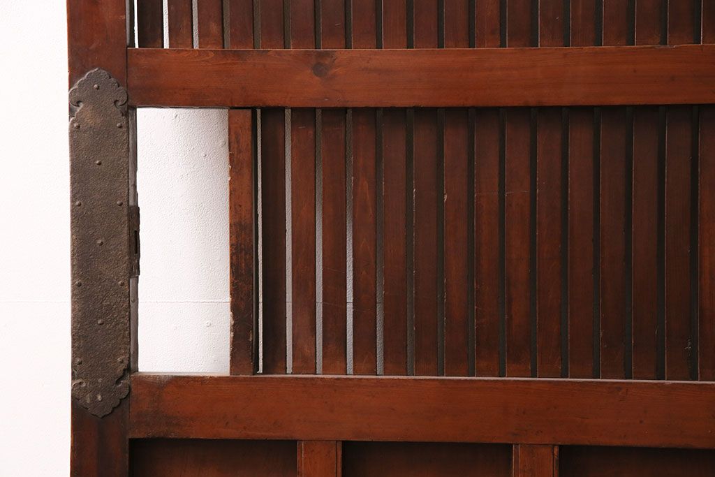 アンティーク建具　明治大正期　枡格子が重厚な雰囲気を醸しだす格子蔵戸1枚　(R-050583)