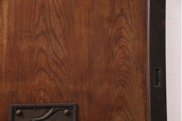 アンティーク建具　明治大正期　框ヒノキ材　ケヤキ材　虎の意匠が施された立派な金具が目を引く蔵戸(玄関戸、引き戸、建具)(R-050584)