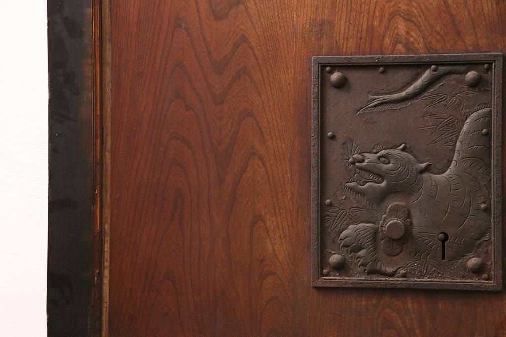 アンティーク建具　明治大正期　框ヒノキ材　ケヤキ材　虎の意匠が施された立派な金具が目を引く蔵戸(玄関戸、引き戸、建具)(R-050584)