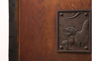 アンティーク建具　明治大正期　框ヒノキ材　ケヤキ材　虎の意匠が施された立派な金具が目を引く蔵戸(玄関戸、引き戸、建具)(R-050584)