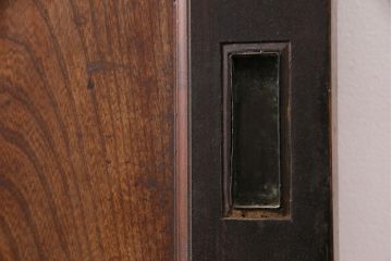 アンティーク建具　明治大正期　框ヒノキ材　ケヤキ材　虎の意匠が施された立派な金具が目を引く蔵戸(玄関戸、引き戸、建具)(R-050584)