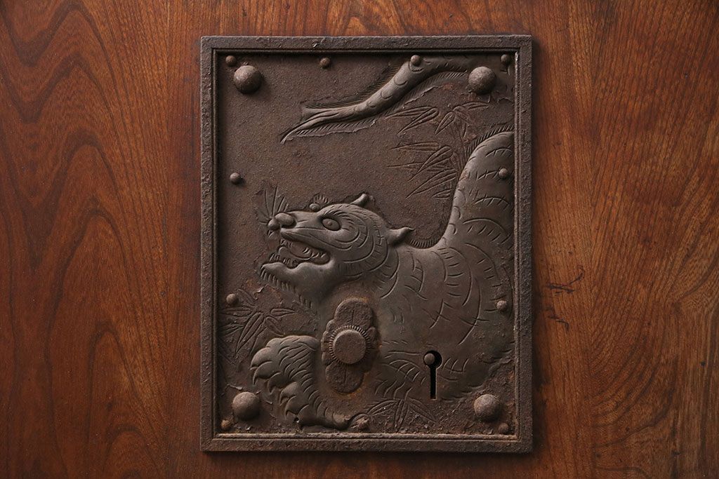 アンティーク建具　明治大正期　框ヒノキ材　ケヤキ材　虎の意匠が施された立派な金具が目を引く蔵戸(玄関戸、引き戸、建具)(R-050584)