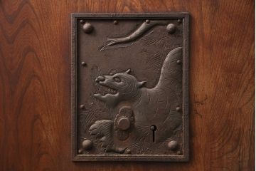 アンティーク建具　明治大正期　框ヒノキ材　ケヤキ材　虎の意匠が施された立派な金具が目を引く蔵戸(玄関戸、引き戸、建具)(R-050584)