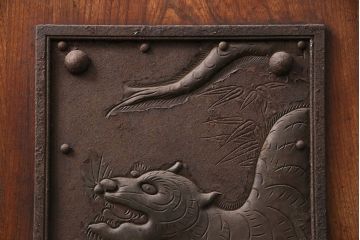 アンティーク建具　明治大正期　框ヒノキ材　ケヤキ材　虎の意匠が施された立派な金具が目を引く蔵戸(玄関戸、引き戸、建具)(R-050584)