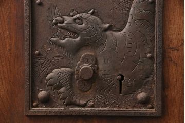アンティーク建具　明治大正期　框ヒノキ材　ケヤキ材　虎の意匠が施された立派な金具が目を引く蔵戸(玄関戸、引き戸、建具)(R-050584)