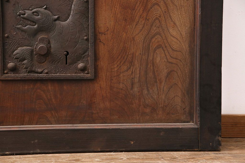 アンティーク建具　明治大正期　框ヒノキ材　ケヤキ材　虎の意匠が施された立派な金具が目を引く蔵戸(玄関戸、引き戸、建具)(R-050584)
