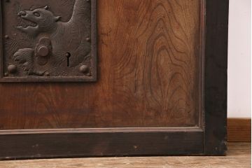 アンティーク建具　明治大正期　框ヒノキ材　ケヤキ材　虎の意匠が施された立派な金具が目を引く蔵戸(玄関戸、引き戸、建具)(R-050584)