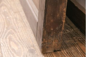 アンティーク建具　明治大正期　框ヒノキ材　ケヤキ材　虎の意匠が施された立派な金具が目を引く蔵戸(玄関戸、引き戸、建具)(R-050584)