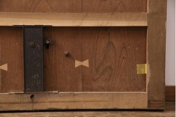 アンティーク建具　明治大正期　框ヒノキ材　ケヤキ材　虎の意匠が施された立派な金具が目を引く蔵戸(玄関戸、引き戸、建具)(R-050584)