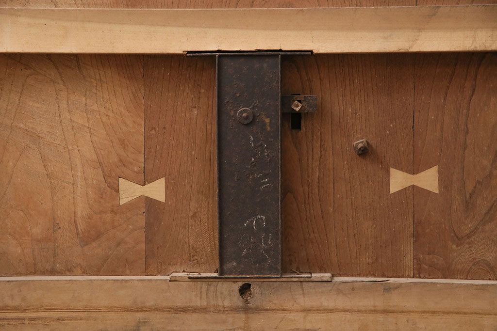 アンティーク建具　明治大正期　框ヒノキ材　ケヤキ材　虎の意匠が施された立派な金具が目を引く蔵戸(玄関戸、引き戸、建具)(R-050584)