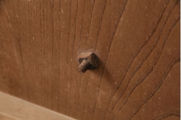 アンティーク建具　明治大正期　框ヒノキ材　ケヤキ材　虎の意匠が施された立派な金具が目を引く蔵戸(玄関戸、引き戸、建具)(R-050584)