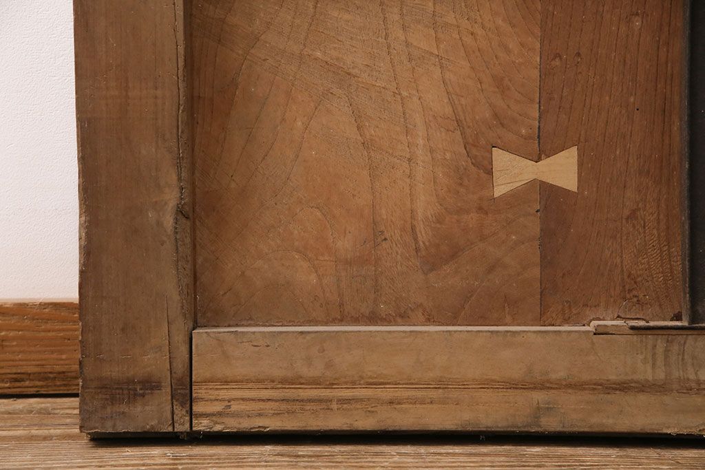 アンティーク建具　明治大正期　框ヒノキ材　ケヤキ材　虎の意匠が施された立派な金具が目を引く蔵戸(玄関戸、引き戸、建具)(R-050584)