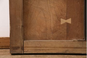 アンティーク建具　明治大正期　框ヒノキ材　ケヤキ材　虎の意匠が施された立派な金具が目を引く蔵戸(玄関戸、引き戸、建具)(R-050584)