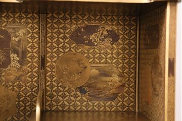 和製アンティーク　時代物　美術品　素晴らしい高蒔絵が目を引く梨地飾り棚(茶棚、収納棚)(R-050585)