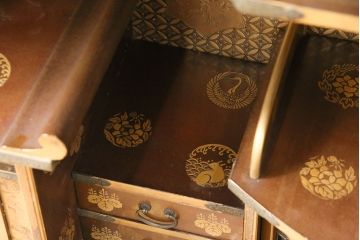 和製アンティーク　時代物　美術品　素晴らしい高蒔絵が目を引く梨地飾り棚(茶棚、収納棚)(R-050585)