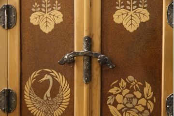 和製アンティーク　時代物　美術品　素晴らしい高蒔絵が目を引く梨地飾り棚(茶棚、収納棚)(R-050585)
