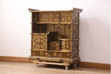 和製アンティーク　時代物　美術品　素晴らしい高蒔絵が目を引く梨地飾り棚(茶棚、収納棚)(R-050585)