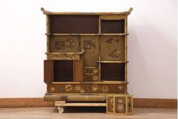 和製アンティーク　時代物　美術品　素晴らしい高蒔絵が目を引く梨地飾り棚(茶棚、収納棚)(R-050585)
