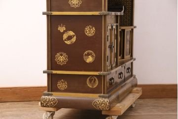 和製アンティーク　時代物　美術品　素晴らしい高蒔絵が目を引く梨地飾り棚(茶棚、収納棚)(R-050585)