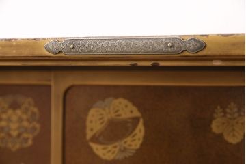 和製アンティーク　時代物　美術品　素晴らしい高蒔絵が目を引く梨地飾り棚(茶棚、収納棚)(R-050585)