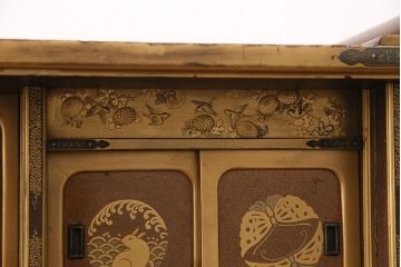 和製アンティーク　時代物　美術品　素晴らしい高蒔絵が目を引く梨地飾り棚(茶棚、収納棚)(R-050585)