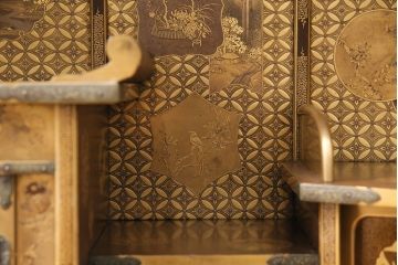 和製アンティーク　時代物　美術品　素晴らしい高蒔絵が目を引く梨地飾り棚(茶棚、収納棚)(R-050585)