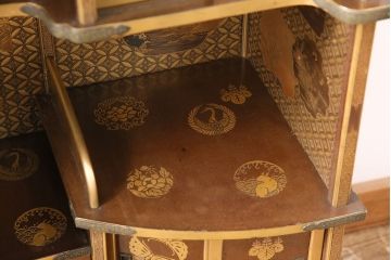 和製アンティーク　時代物　美術品　素晴らしい高蒔絵が目を引く梨地飾り棚(茶棚、収納棚)(R-050585)