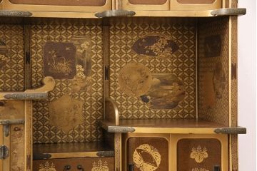 和製アンティーク　時代物　美術品　素晴らしい高蒔絵が目を引く梨地飾り棚(茶棚、収納棚)(R-050585)