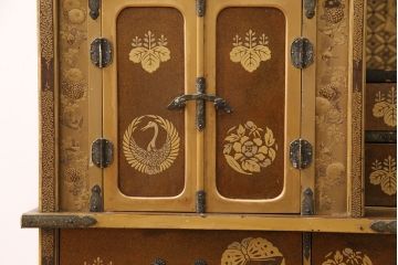 和製アンティーク　時代物　美術品　素晴らしい高蒔絵が目を引く梨地飾り棚(茶棚、収納棚)(R-050585)