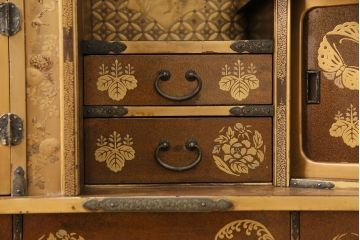 和製アンティーク　時代物　美術品　素晴らしい高蒔絵が目を引く梨地飾り棚(茶棚、収納棚)(R-050585)