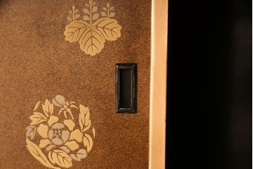 和製アンティーク　時代物　美術品　素晴らしい高蒔絵が目を引く梨地飾り棚(茶棚、収納棚)(R-050585)
