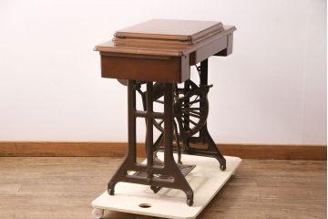 ジャンク品　mitsubishi(三菱)社　お洒落なアンティーク空間を演出するミシンテーブル(ミシン台、ディスプレイ、工業用ミシン)(R-050586)