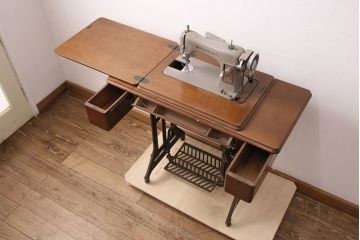 ジャンク品　mitsubishi(三菱)社　お洒落なアンティーク空間を演出するミシンテーブル(ミシン台、ディスプレイ、工業用ミシン)(R-050586)