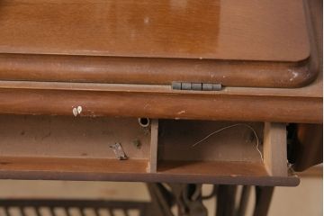 ジャンク品　mitsubishi(三菱)社　お洒落なアンティーク空間を演出するミシンテーブル(ミシン台、ディスプレイ、工業用ミシン)(R-050586)